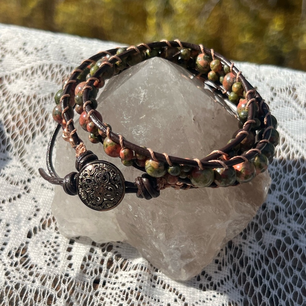 HM048 Double leather wrap Unikite bracelet with vintage metal button closure. - Picture 5 of 5